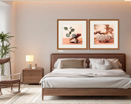 Quadros neutros sbre uma cama num quarto moderno