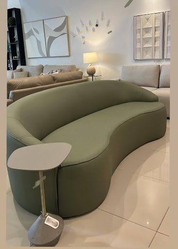 Sala de estar com sofá, mesa lateral, almofadas, quadros e decorações vendidas pela loja Decore Bem Móveis em Novo Hamburgo