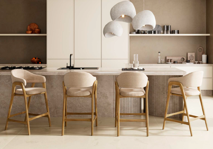 Banqueta com braços estofados J Marcon modelo Jade