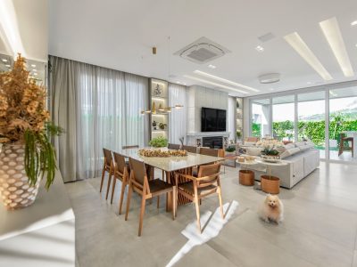 Casa decorada em Porto Alegre com sofá, mesa de jantar e cadeiras da Loja Decore Bem móveis.