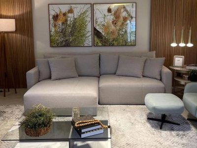 Sala decorada em Novo Hamburgo com sofá, poltronas e estofados da Loja Decore Bem móveis.